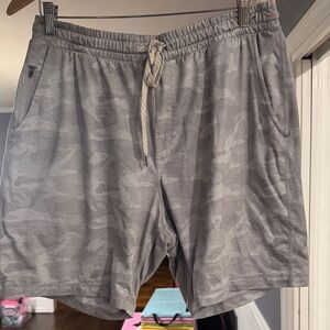 Vuori Ponto Performance Gray Camouflage Men's Shorts in size XL